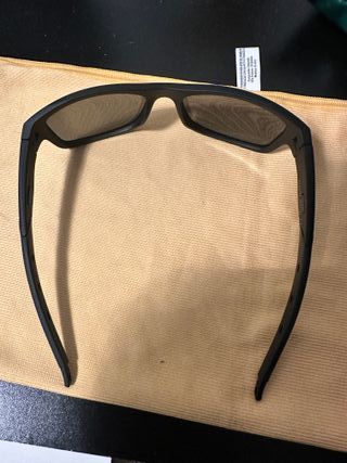 Gafas de sol negras y marrones