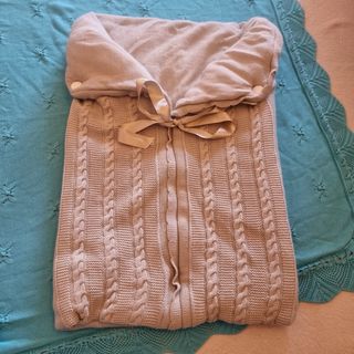 Toca de bebé azul con puntilla y lazo