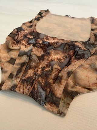 Top estampado marrón y multicolor