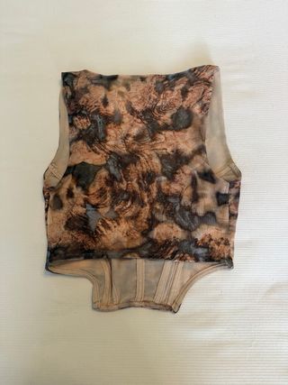 Top estampado marrón y multicolor
