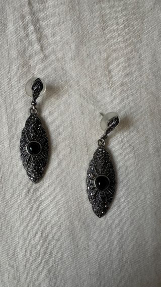 Pendientes largos vintage plateados y negros