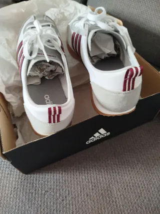 Zapatillas Adidas Blancas y Rojas