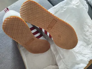 Zapatillas Adidas Blancas y Rojas