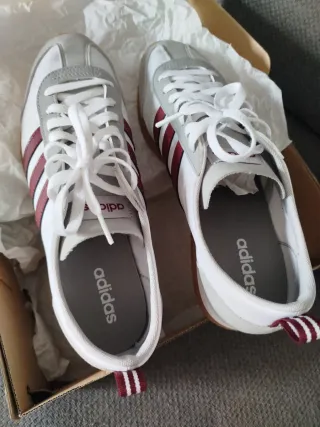 Zapatillas Adidas Blancas y Rojas