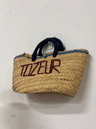 Cesta de Pascua bordada con pájaro