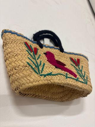 Cesta de Pascua bordada con pájaro