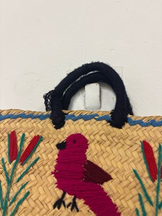 Cesta de Pascua bordada con pájaro