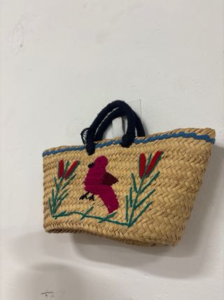 Cesta de Pascua bordada con pájaro