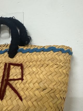 Cesta de Pascua bordada con pájaro