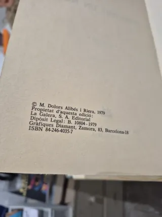 Libro " Buscant un nom" de M.Dolors Alibés i Riera