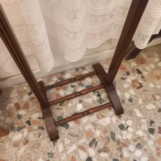 Galán de noche de madera y mueble.