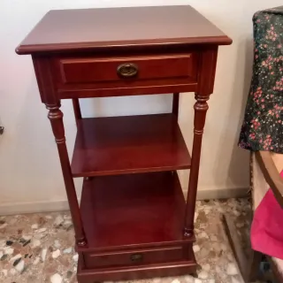 Galán de noche de madera y mueble.