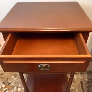 Galán de noche de madera y mueble.