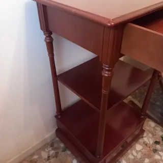 Galán de noche de madera y mueble.