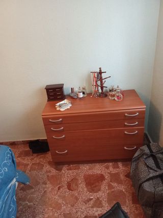 Cómoda de madera con espejo