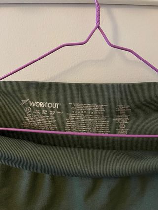 TOP + PANTALON. Conjunto deportivo verde militar.