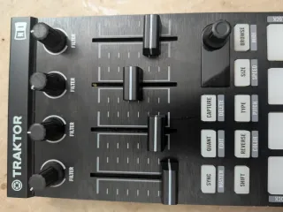 Native Instruments Traktor Kontrol F1