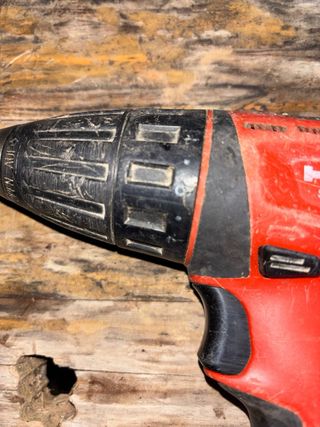 Taladro Hilti SFC 14-A con una batería