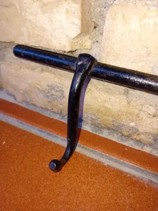 Cerrojo antiguo de metal negro