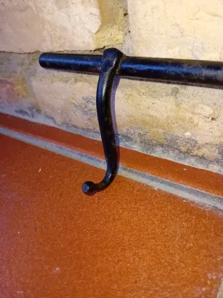 Cerrojo antiguo de metal negro