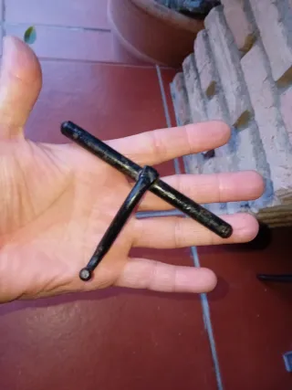 Cerrojo antiguo de metal negro