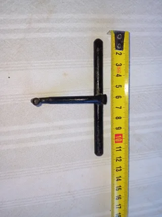 Cerrojo antiguo de metal negro