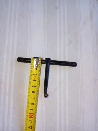 Cerrojo antiguo de metal negro