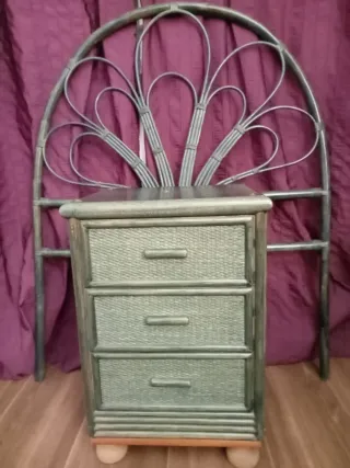 Cabecero mimbre verde y mesita 3 cajones