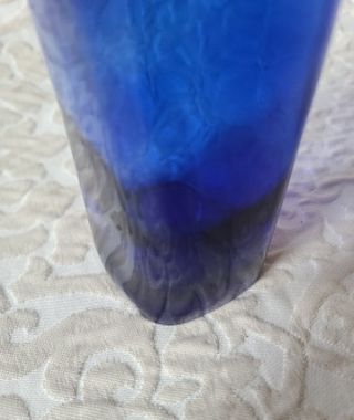 Florero azul de vidrio reciclado