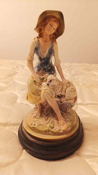 Figura decorativa mujer con oveja