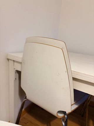 Mesa extensible IKEA y 5 sillas blancas