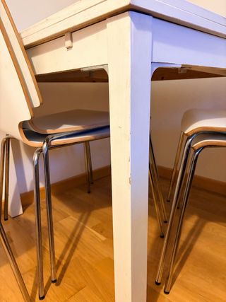 Mesa extensible IKEA y 5 sillas blancas