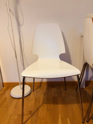 Mesa extensible IKEA y 5 sillas blancas