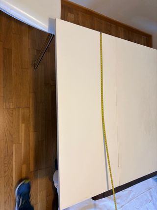 Mesa extensible IKEA y 5 sillas blancas