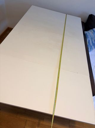 Mesa extensible IKEA y 5 sillas blancas