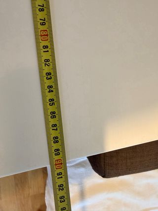 Mesa extensible IKEA y 5 sillas blancas