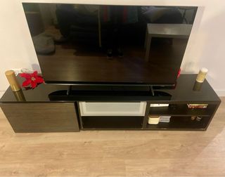 Mueble TV elegante caoba y cristal