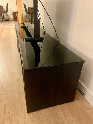 Mueble TV elegante caoba y cristal