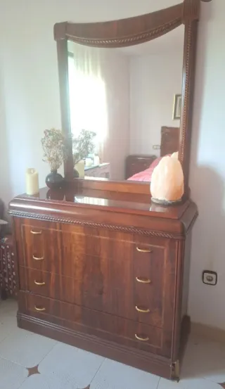 Cómoda de madera con espejo