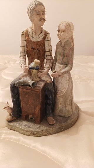 Figura artesanal zapatero y niña