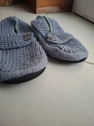 Pantufas cinzentas de malha com botão