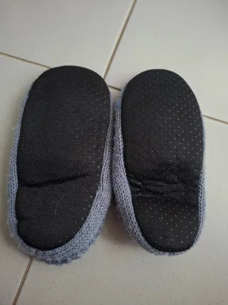 Pantufas cinzentas de malha com botão