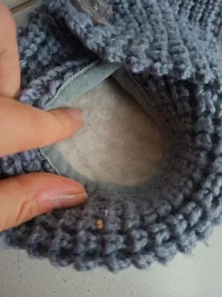 Pantufas cinzentas de malha com botão