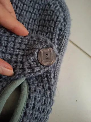 Pantufas cinzentas de malha com botão