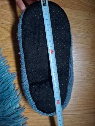 Pantufas cinzentas de malha com botão