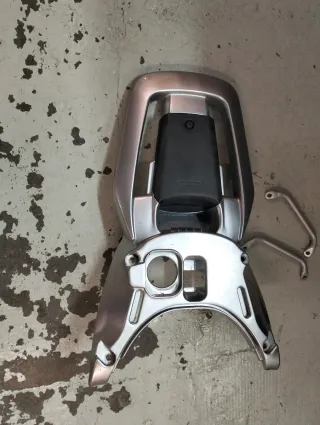 Soporte Bandeja Vespa Gran Turismo Plata