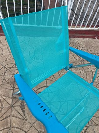 Silla de playa plegable azul y turquesa.