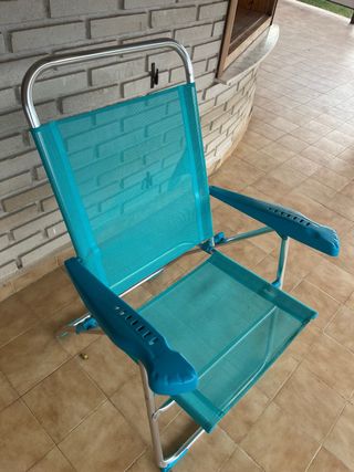 Silla de playa plegable azul y turquesa.