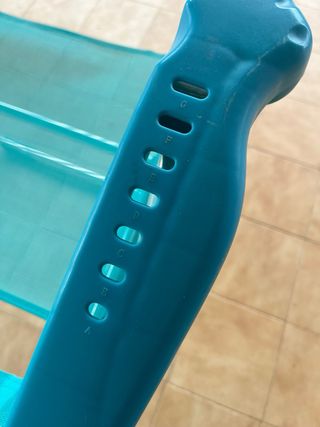 Silla de playa plegable azul y turquesa.