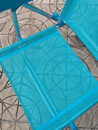Silla de playa plegable azul y turquesa.
